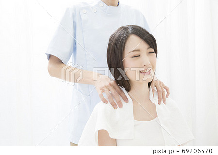 マッサージする女性 69206570