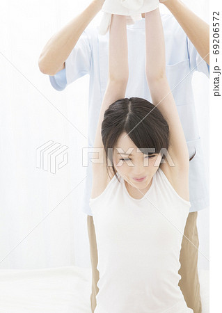 マッサージする女性 69206572