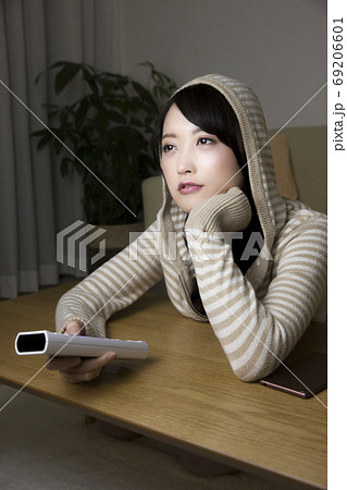 夜更しをする女性 夜更しをする女性 69206601