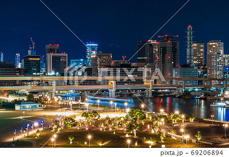 メリケンパークと神戸の町並み　夜景 69206894
