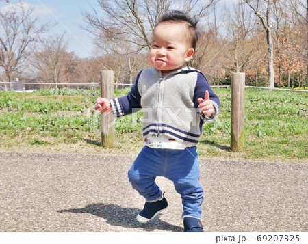 公園を歩く1歳児 公園を歩く1歳児 69207325