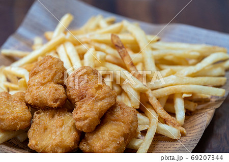 チキンナゲットとフライドポテト 69207344