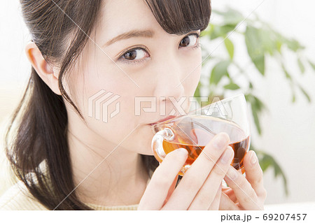 紅茶を飲む女性 69207457