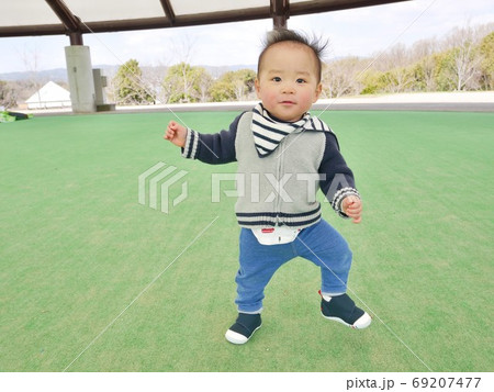 歩きはじめの1歳児 69207477
