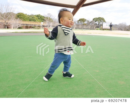 ファーストシューズで歩く幼児 ファーストシューズで歩く幼児 69207478