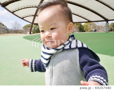 公園にお出かけする幼児 公園にお出かけする幼児 69207480