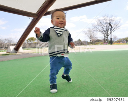 ヨチヨチ歩きの幼児 69207481