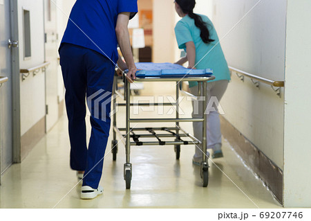 ストレッチャーを押す医療従事者 69207746