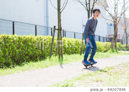 公園でジェイボードで遊ぶ子ども 69207896