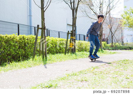 公園でジェイボードで遊ぶ子ども 公園でジェイボードで遊ぶ子ども 69207898