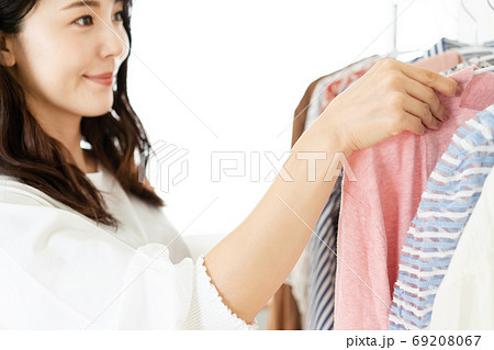 服を選ぶ笑顔の若い女性　手にピント 69208067
