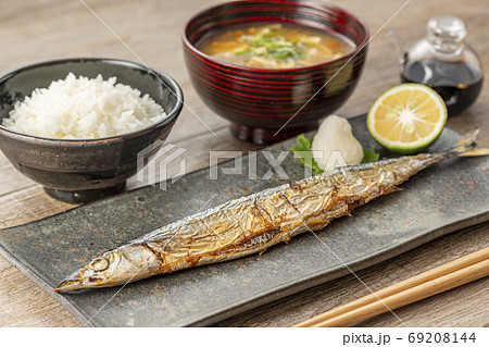 さんまの塩焼きとご飯 69208144