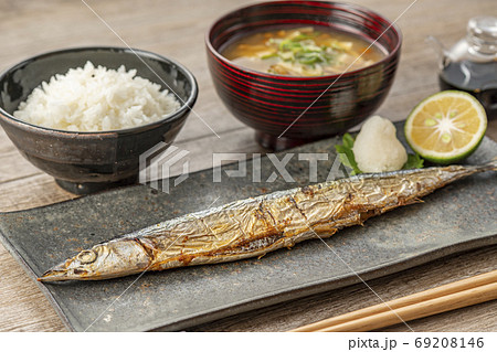 さんまの塩焼きとご飯 69208146