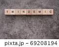 twindemicツインデミックを文字ブロックで作成！背景コンクリでコピースペース下側 69208194