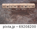 twindemicツインデミックを文字ブロックで作成！背景荒れたコンクリでコピースペース下側 69208200