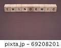 twindemicツインデミックを文字ブロックで作成！背景茶色でコピースペース下側 69208201