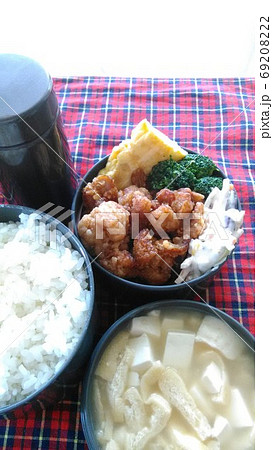 みそ汁の付いた手作りからあげ弁当 69208222