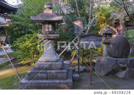 相国寺の紅葉と灯篭 京都府京都市上京区今出川通の写真素材 6928
