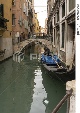 鉄の手すりのある小さな橋とゴンドラのある運河の街・ベネチア 69208598