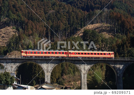 めがね橋を行く急行列車 69209371