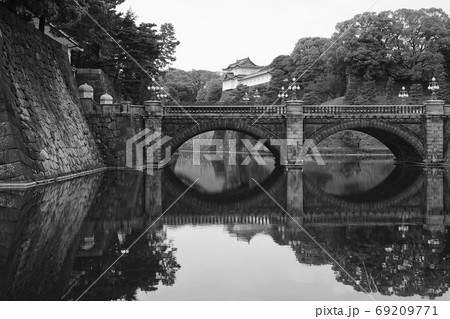 皇居　二重橋　堀　東京　日本　くもり　反射　白黒　モノクロ 69209771