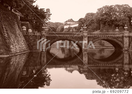 皇居 二重橋 堀 東京 日本 くもり 反射 セピア 皇居 二重橋 堀 東京 日本 くもり 反射 セピア 69209772
