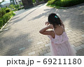 子供 女の子 道 69211180