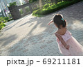 子供 後姿 女の子 69211181