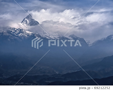 サランコットから望むヒマラヤの名峰マチャプチャレ Machapuchare, Nepal 69212252