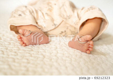 柔らかい雰囲気 かわいい新生児の足と結婚指輪の写真素材