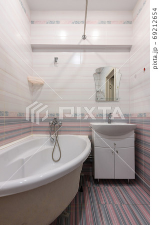 Vertical view of the interior of an ordinary habitable bathroom in the interior of a hotel room 69212654