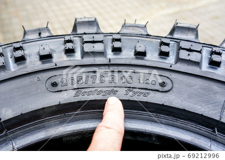 Side view of retread tire with tire width, height and wheel diameter designation Side view of retread tire with tire width, height and wheel diameter designation 69212996