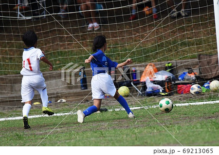 少年サッカー 試合風景の写真素材