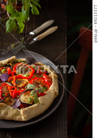 Open pie from shortcrust pastry with vegetable 69213377