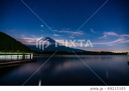 【静岡県】星空の下、田貫湖と富士山 【静岡県】星空の下、田貫湖と富士山 69215105