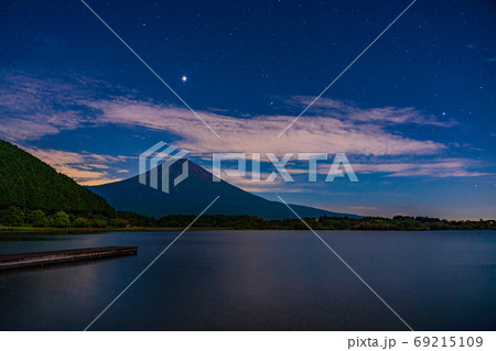 【静岡県】星空の下、田貫湖と富士山 【静岡県】星空の下、田貫湖と富士山 69215109