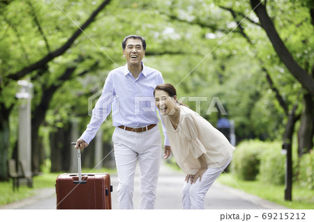 シニア夫婦の旅行 69215212
