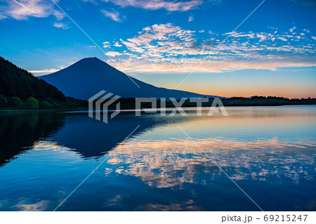 【静岡県】朝焼けに染まる田貫湖、富士山 69215247