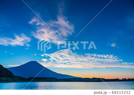 【静岡県】朝焼けに染まる田貫湖、富士山 【静岡県】朝焼けに染まる田貫湖、富士山 69215252