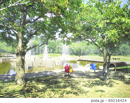 噴水のある公園 水と遊具 【横構図】 噴水のある公園 水と遊具 【横構図】 69216424