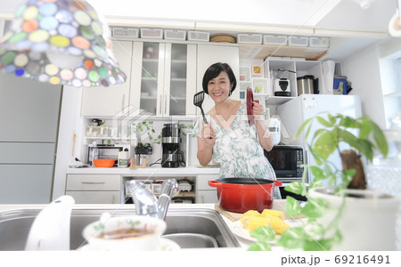 在宅勤務 夫婦でキッチンに立つ仲良しシニア夫婦 楽しい料理 趣味 在宅勤務 夫婦でキッチンに立つ仲良しシニア夫婦 楽しい料理 趣味 69216491