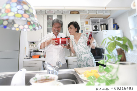 在宅勤務 夫婦でキッチンに立つ仲良しシニア夫婦  楽しい料理 趣味 69216493