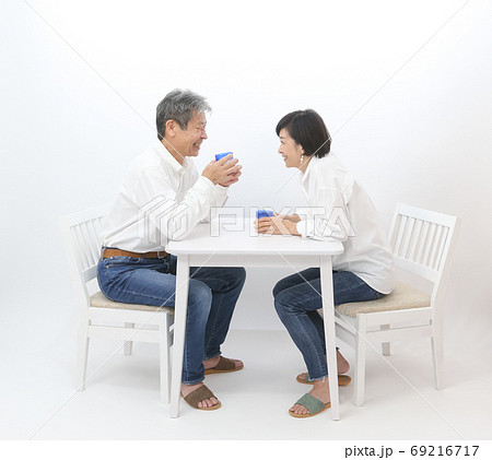 在宅勤務  夫婦でダイニングで話をする仲良しシニア夫婦  楽しい料理 趣味 69216717