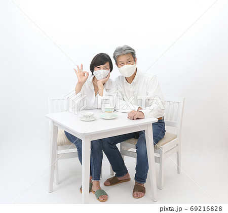 在宅勤務 夫婦でダイニングで気遣いながら話をする仲良しシニア夫婦 楽しい料理 趣味 在宅勤務 夫婦でダイニングで気遣いながら話をする仲良しシニア夫婦 楽しい料理 趣味 69216828