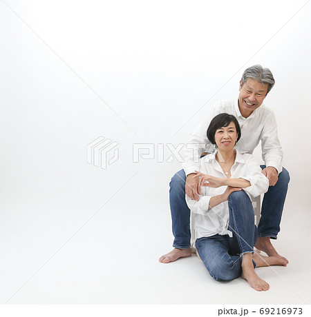 在宅勤務  夫婦で前後並び話をする仲良しシニア夫婦  69216973