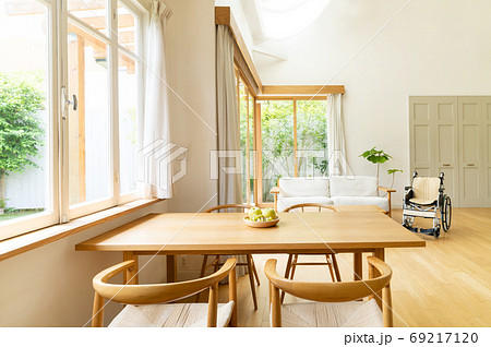 リビング 車椅子 住居 インテリアイメージ 69217120