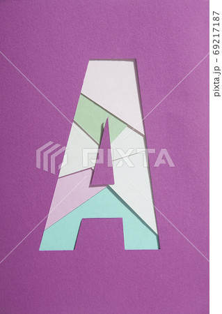 マゼンタカラーにアルファベットのA文字と色紙の構成イメージ マゼンタカラーにアルファベットのA文字と色紙の構成イメージ 69217187