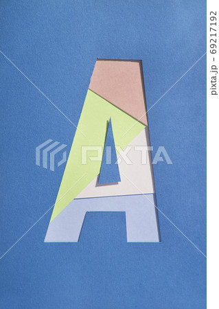 マゼンタカラーにアルファベットのA文字と色紙の構成イメージ マゼンタカラーにアルファベットのA文字と色紙の構成イメージ 69217192