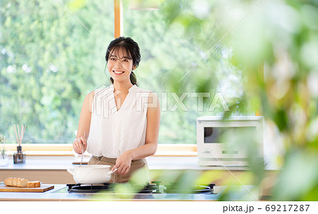 キッチンで料理をする若い女性 キッチンで料理をする若い女性 69217287