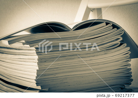 椅子に積んだ雑誌 出版物 積読 椅子に積んだ雑誌 出版物 積読 69217377